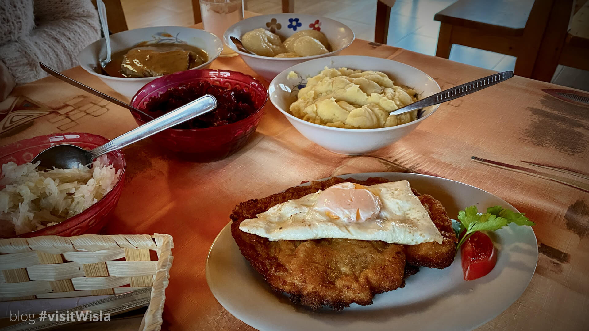 Tradycyjny kotlet schabowy z jajem sadzonym - Obiady domowe u Heli Wisła